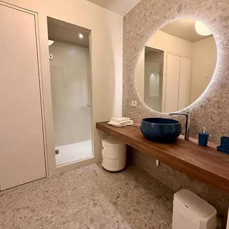 Apartamento Elegante Rifugio Nel Centro Di Con Patio Privato