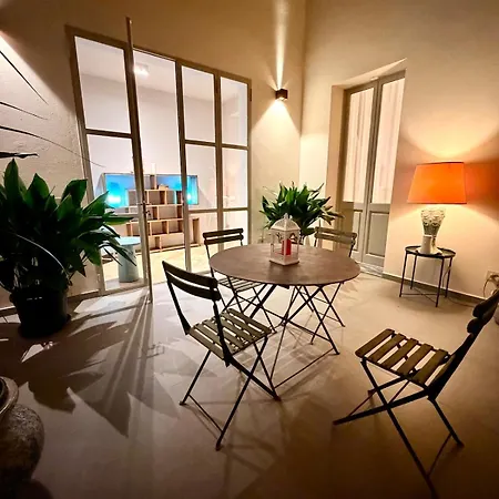 Elegante Rifugio Nel Centro Di Con Patio Privato Apartamento *