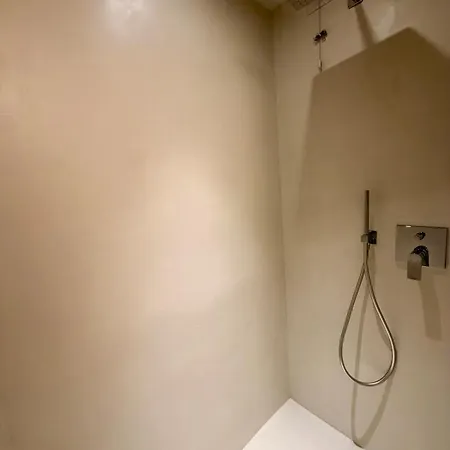 Apartamento Elegante Rifugio Nel Centro Di Con Patio Privato